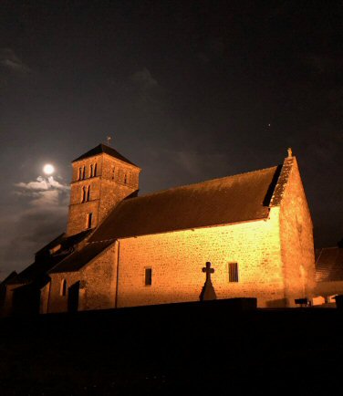 église sous la lune