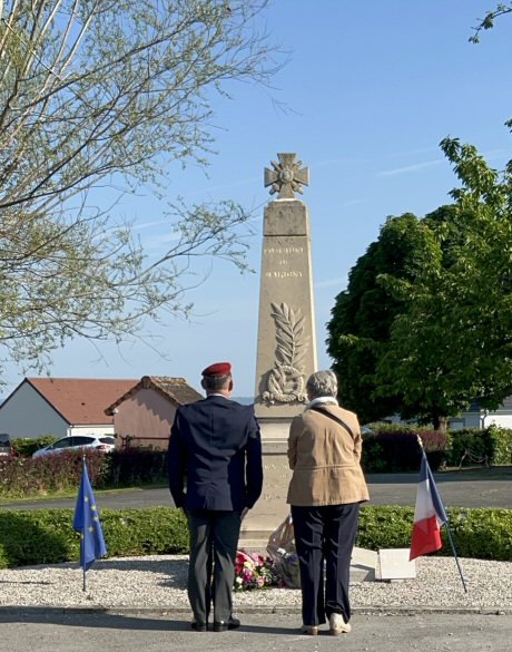 receuillement devant le monument
